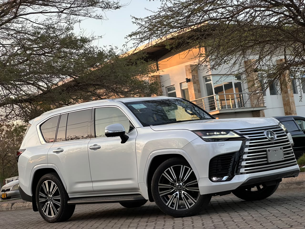 LEXUS VJ300 LX600